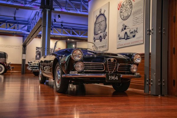 С каросерия от Touring, тази Alfa е купена през 1965 от жител на Сиатъл като подарък за японската му булка. Двамата я запазват до смъртта си 40 години по-късно. След това е реставрирана иучаства в множество ретро ралита. 
